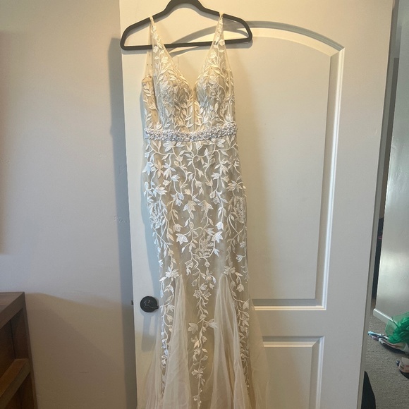 Baltic Born- Ivory & White gown - Picture 1 of 4